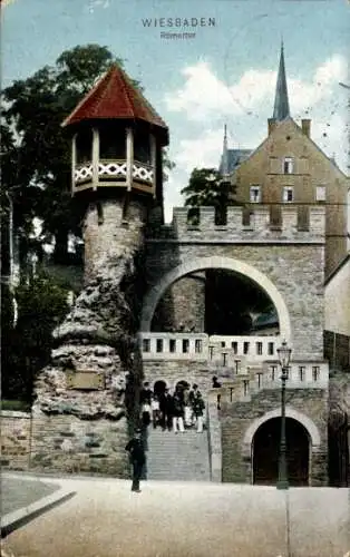 Ak Wiesbaden in Hessen, Römertor, s Bauwerk, Touristen, Steinarchitektur
