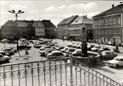 Ak Bischofswerda im Kreis Bautzen, Blick über den Marktplatz, Brunnen, Parkplatz