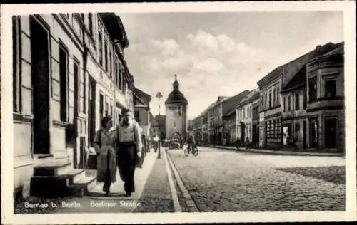 Ak Bernau bei Berlin, Straßenszene,  Gebäude, Uhrturm, Menschen auf der Straße