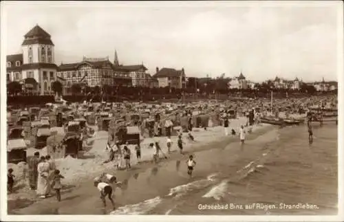 Ak Seebad Binz auf Rügen, Ostseebad  Strandleben, viele Sonnenschirme, Menschen am Strand