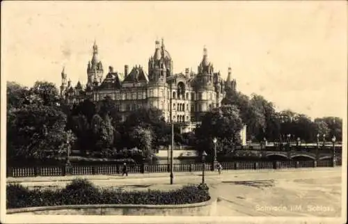 Ak Schwerin in Mecklenburg, Schloss  eindrucksvolle Architektur und Gartenanlage