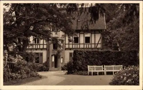 Ak Gernrode Quedlinburg im Harz, Sanatorium Dr. Kaltenbach, s Gebäude, sehr viele Bäume, Sitzbank