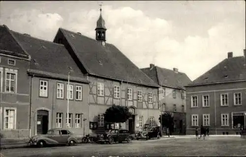 Ak Gräfenhainichen in Sachsen Anhalt, Marktplatz,  Gebäude, Autos, Wolken
