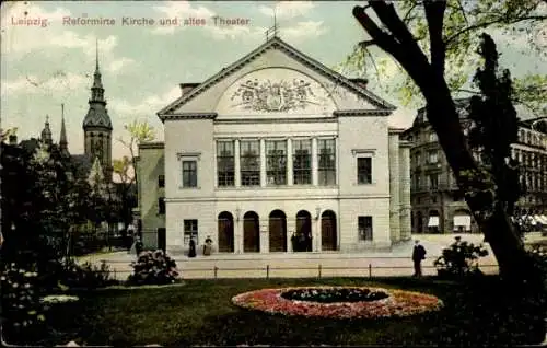 Ak Leipzig, Reformierte Kirche, altes Theater, Blumenbeet,  Architektur