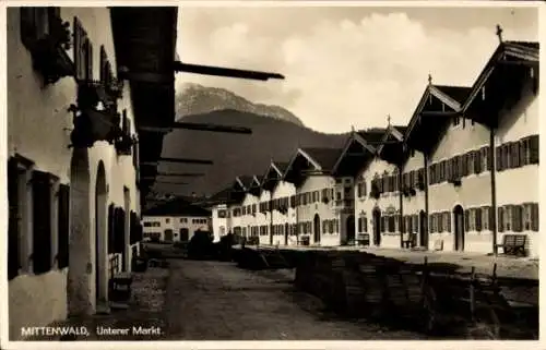 Ak Mittenwald in Oberbayern, Unterer Markt,  Gebäude, Berge im Hintergrund