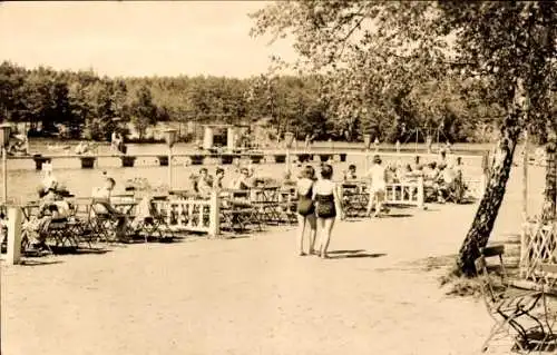Ak Schmannewitz Dahlen in Sachsen, Badeplatz mit Menschen, Schwimmbecken, Bäume, Tische und Stühl