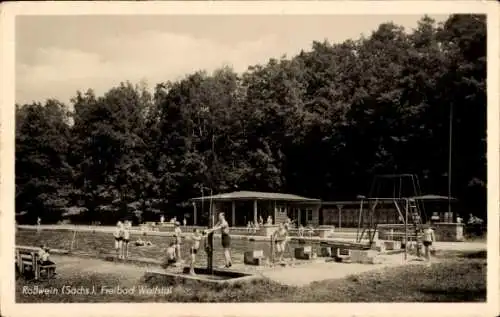Ak Roßwein in Sachsen, Freibad Wollstal, Schwimmende Kinder, Schwimmbecken, Bäume