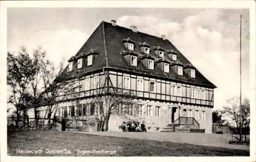 Ak Dahlen in Sachsen, Jugendherberge,  Architektur, Bäume und Wiese im Vordergrund