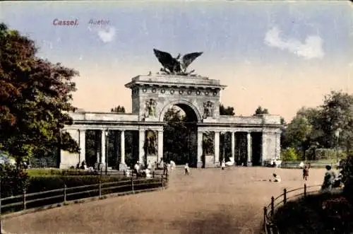 Ak Kassel in Hessen, Tor mit Adler, Bäume, Spaziergänger, Parkatmosphäre