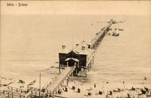 Ak Ostseebad Sellin auf Rügen, Sellin-Brücke, Seebrücke, Holzstruktur, viele Boote, Nordsee