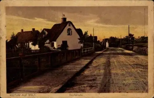 Ak Keitum auf Sylt, Dorfstraße, Häuser, Straßenansicht, Abendstimmung