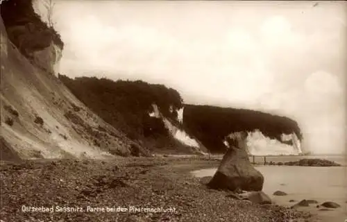 Ak Sassnitz auf Rügen, Ostseebad  Küstenlandschaft, Felsen, Strandpromenade