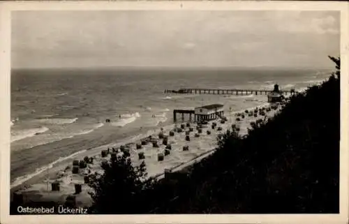Ak Ostseebad Ueckeritz Ückeritz auf Usedom, Ostseebad  Strand, Steg, Strandkörbe, Küstenaufnahme