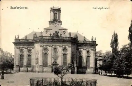 Ak Saarbrücken im Saarland, Ludwigskirche, barocke Architektur, Garten, Zäune, keine Personen