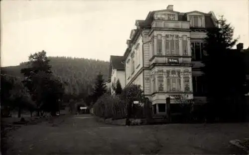 Ak Friedrichroda im Thüringer Wald, Villa Hermine,  Architektur, Bäume im Vordergrund