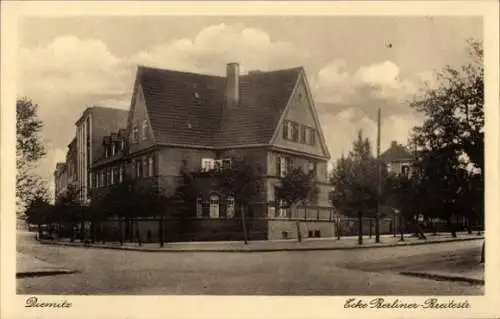Ak Diemitz Halle an der Saale, Ecke Berliner Reciteste, s Gebäude, Bäume, ehemalige Tabakwarenhan
