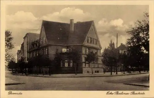 Ak Diemitz Halle an der Saale,  Ecke Berliner Breiteste,  Gebäude, Bäume, Straßenansicht