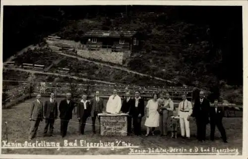 Ak Elgersburg in Thüringen, Gruppenbild, Berglandschaft, Holzhütte, Leute in formeller Kleidung