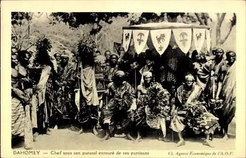 Ak Dahomey Benin, Chef sous son parasol entoure de ses partisans