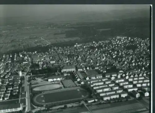 Ak Eschach Ravensburg in Oberschwaben, Stadtbild, Sportplatz, viele Wohnhäuser, Kirchturm