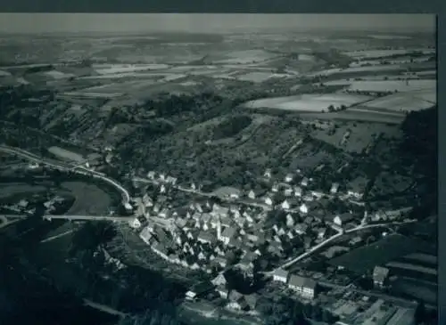 Ak Sindringen Forchtenberg im Hohenlohekreis, S/W-Foto einer hügeligen Landschaft mit kleinem ...