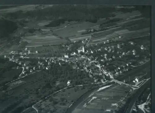 Ak Dettingen (Hohenzollern) Horb am Neckar,  ein Dorf mit Kirche, umgeben von Feldern und Wiesen.