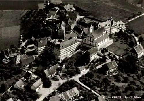 Ak Reute Bad Waldsee in Oberschwaben Württemberg, Kloster Reute, Luftaufnahme, umgeben von Felder