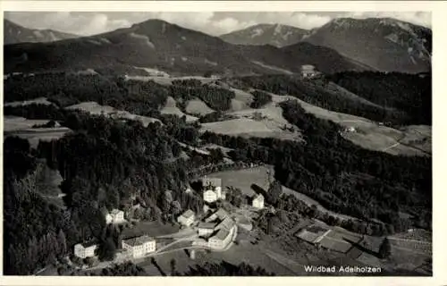 Ak Bad Wildbad im Schwarzwald, Landschaftsaufnahme, Berge im Hintergrund, Gebäude im Vordergrund,
