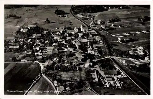 Ak Unterwössen in Oberbayern, Luftaufnahme von  Alpen, Wohngebäude, Straßen, Felder