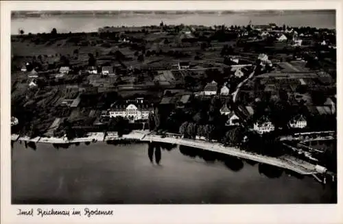 Ak Insel Reichenau Bodensee, Luftaufnahme von  Bodensee, grüne Landschaft, Wasser, Architektur