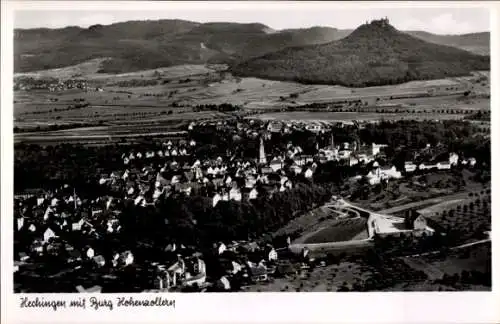 Ak Hechingen im Zollernalbkreis, Luftaufnahme von  Burg Hohenzollern im Hintergrund, 