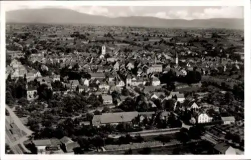 Ak Endingen am Kaiserstuhl, Luftaufnahme von Endingen, Stadtansicht, ländliche Umgebung, alte Arc