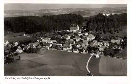 Ak Waldburg in Württemberg, Luftaufnahme von  Schloss  ländliche Umgebung