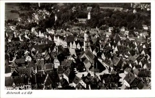 Ak Biberach an der Riß in Oberschwaben, Luftaufnahme von Biberach,  Architektur, Kirchen, Stadtan