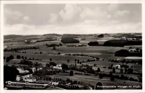 Ak Wangen im Allgäu, Landschaft im Allgäu, Kinderheilstätte Wangen, Wolken, Felder, Bäume