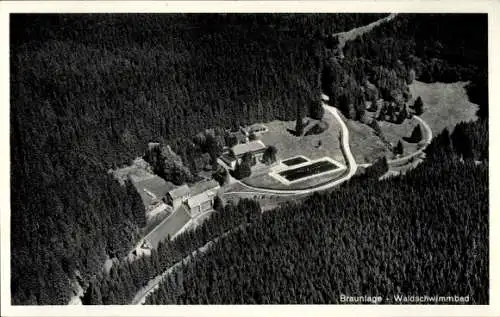 Ak Braunlage im Harz, Luftaufnahme, Waldschwimmbad, Grünflächen, Gebäude, Wald