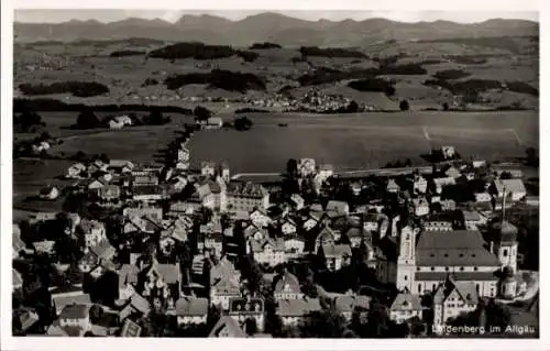 Ak Lindenberg im Allgäu Schwaben, Luftaufnahme von Lindenberg, Landschaft, Bergen, r Architektur