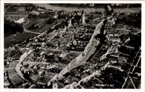 Ak Mühldorf am Inn Oberbayern, Luftaufnahme von  Städteansicht, Fluss im Hintergrund