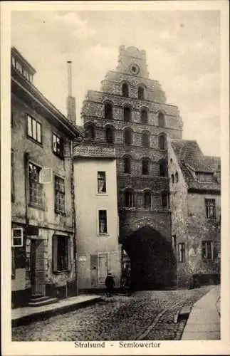 Ak Stralsund in Vorpommern, Semlowertor in   Architektur, Straßenansicht, schwarz-weiß