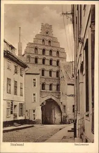 Ak Stralsund in Vorpommern, Semlowertor,  Architektur, Straßenansicht, schwarz-weiß, alte 