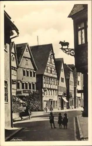 Ak Aalen im Ostalbkreis Württemberg, Altstadtstraße,  Gebäude, Schatten von Kindern, Fotografie