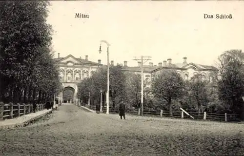 Ak Jelgava Mitau Lettland, Das Schloss, Straße mit Bäumen, s Gebäude