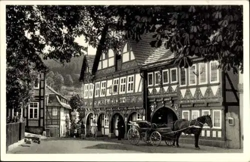 Ak Schwalenberg in Lippe, Traditionelle Fachwerkhäuser, Kutsche, eine Person, ländliche Umgebung