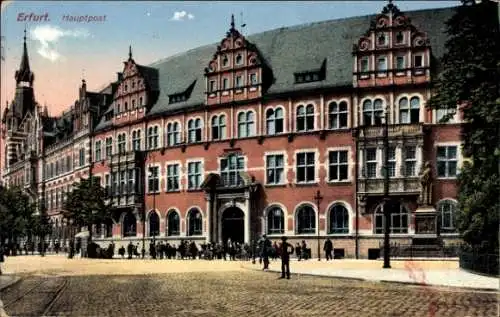 Ak Erfurt in Thüringen, Hauptpostgebäude in   Architektur, Menschen, Straßenansicht