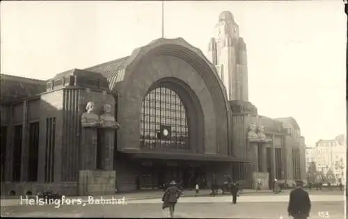 Ak Helsinki Helsingfors Finnland, Bahnhof, große Fenster, Architektur, Statuen,  Gebäude