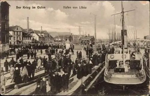 Ak Liepaja Libau Lettland, Der Krieg im Osten, Hafen von  Menschenmenge, Schiffe