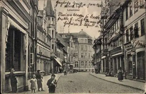 Ak Alfeld an der Leine, Leinstrasse, Kinder auf der Straße,  Gebäude