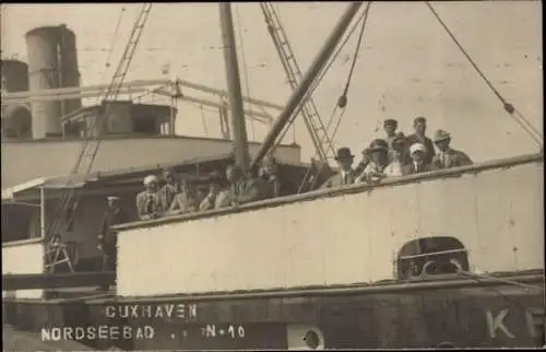 Ak Nordseebad Cuxhaven,  Nordseebad, Personen auf einem Schiff, alte 