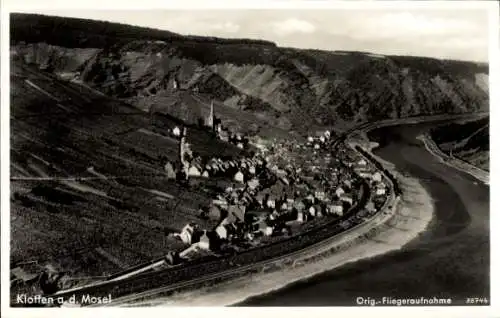 Ak Klotten an der Mosel, Schwarze und weiße Luftaufnahme, Weinberge, Mosel, kleine Stadt, Häuser