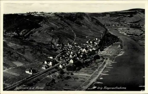 Ak Pommern an der Mosel, Fliegeraufnahme des Ortes Pommern, Mosel, schöne Landschaft, kleine Häus